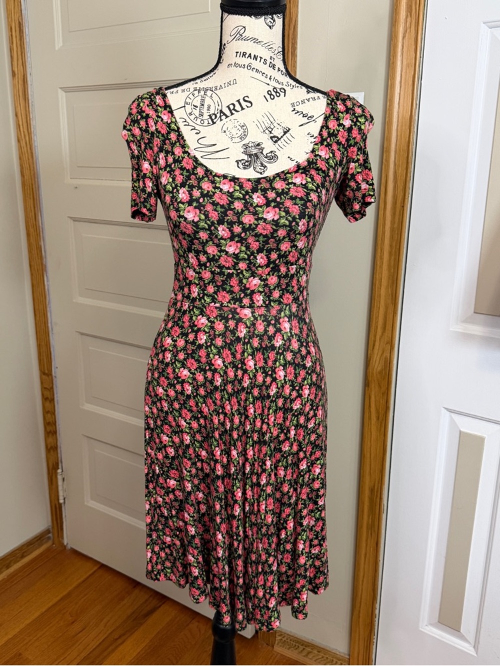 Women's XS KIRRA Dainty Floral Pink Floral Criss Cross Back Y2K Babydoll Empire‎